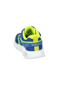Zapatilla de malla azul con acentos en amarillo neón y suela blanca. Cuenta con un cuello acolchado y una correa ajustable para un ajuste seguro. Marca GEox visible.