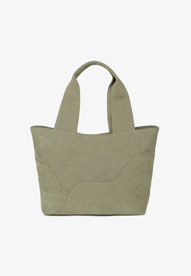 Světlý olivově zelený taška na rameno z texturované látky. Má zakřivené švy a dvě pevné rukojeti. Otevřený vršek s prostorným vnitřkem.