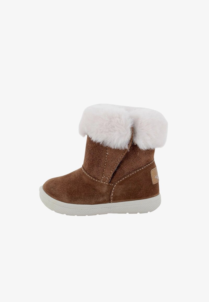 Stivale in pelle scamosciata marrone con polsino soffice in pelliccia sintetica bianca, suola in gomma bianca e dettagli cuciti lungo le cuciture. Design compatto e arrotondato.