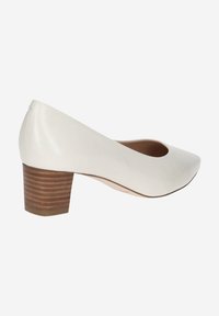 Pompe en cuir blanc avec un bout arrondi et un talon en bois bas empilé. Texture lisse, design minimaliste et une section ouverte près du bout.