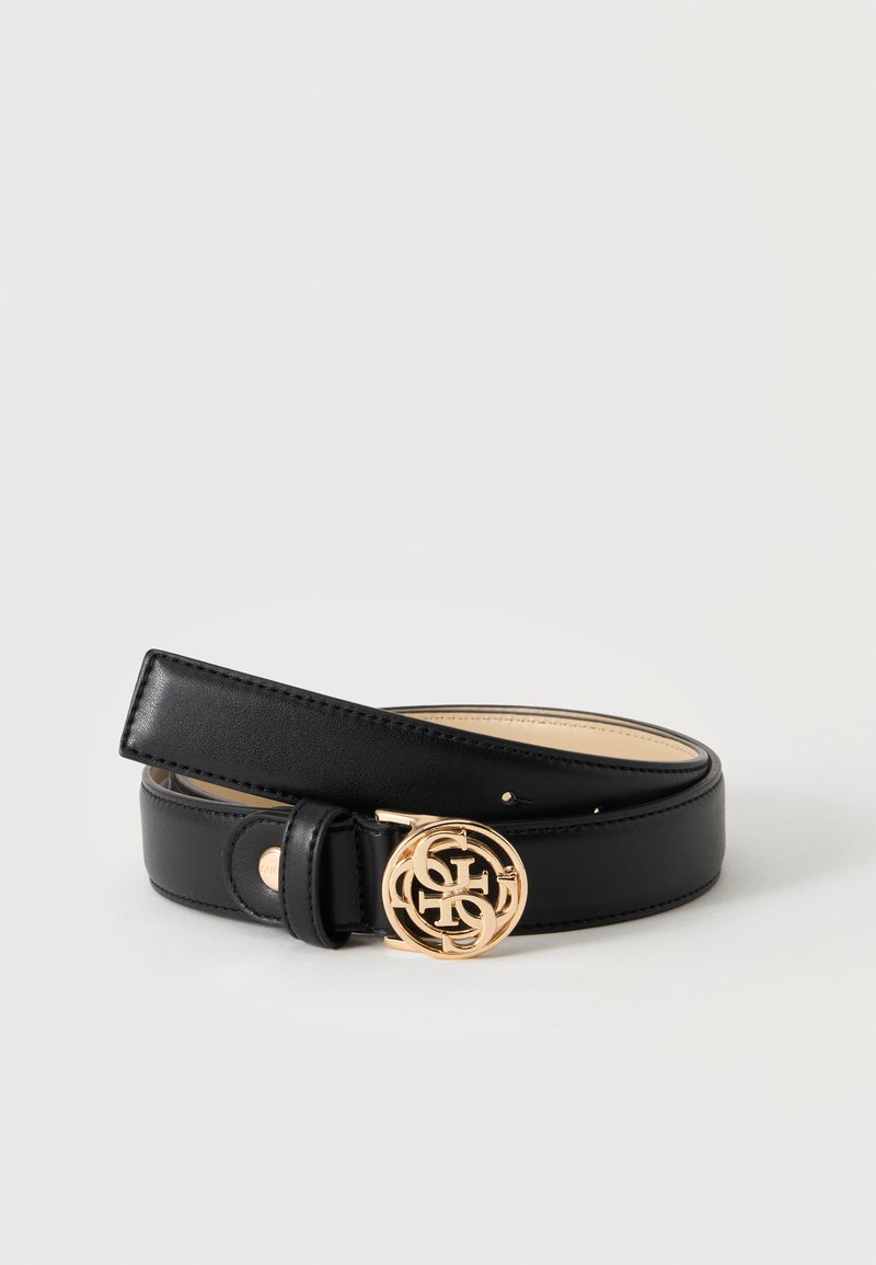 Ceinture en cuir noir roulée avec une boucle circulaire dorée ornée de lettres entrelacées sur un fond clair uni.