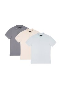 Trzy koszulki polo w kolorze szarym, kremowym i jasnoniebieskim. Cechy: krótki rękaw, kołnierzyk, guziki i prążkowana tekstura. Czysty design z minimalnymi detalami.