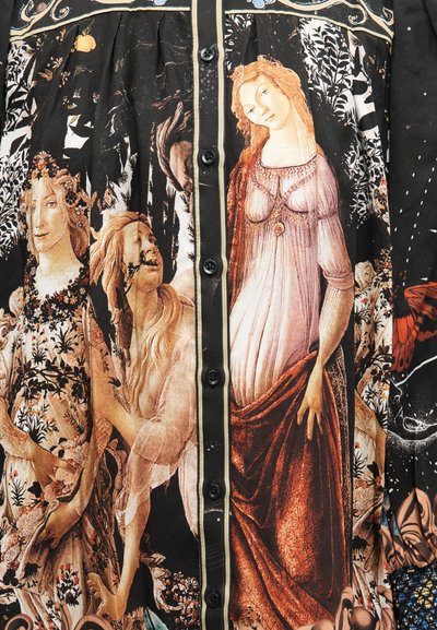 Trois femmes de style Renaissance parmi le feuillage, l'une en robe fleurie avec une couronne de fleurs, une autre aux cheveux ondulés, et une troisième en robe rose et rouge.