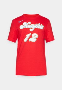 T-shirt en coton rouge à manches courtes, avec "Memphis" en écriture cursive blanche et le numéro "12" en blanc avec un contour jaune. Logo Nike sur l'épaule.