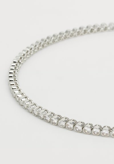 Colier choker cu tonalitate argintie, prezentând o serie de pietre prețioase rotunde, clare, montate într-un design de lanț metalic interconectat, cu textura netedă.