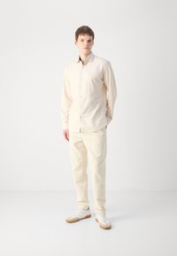 Tommy Hilfiger HARLEM - Chinos - ivory