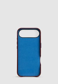 Blauwe smartphonehoes met een gestructureerd oppervlak, voorzien van een donkerrode rubberen rand en een open bovenkant voor de camera. Inclusief zijknoppen.