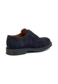 Scarpe stringate in suede blu navy con punta arrotondata, suola in gomma nera e dettagli di cucitura minimi. L'interno presenta una fodera beige.