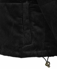 Zwarte corduroy jas met verticale ribbelstructuur, voorzien van een met rits sluitende zak en een verstelbare trekkoord met metalen accenten.