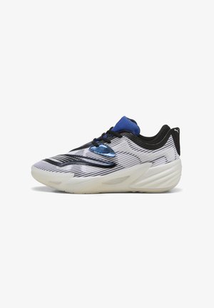 Chaussure de sport basse blanche et noire avec languette de talon bleue, lacets noirs, semelle blanche épaisse et détail supérieur en mesh rayé sur fond blanc.