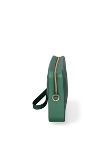 Borsa verde dal design elegante, con una zip dorata lungo la parte superiore e una tracolla. Lo sfondo è bianco semplice.
