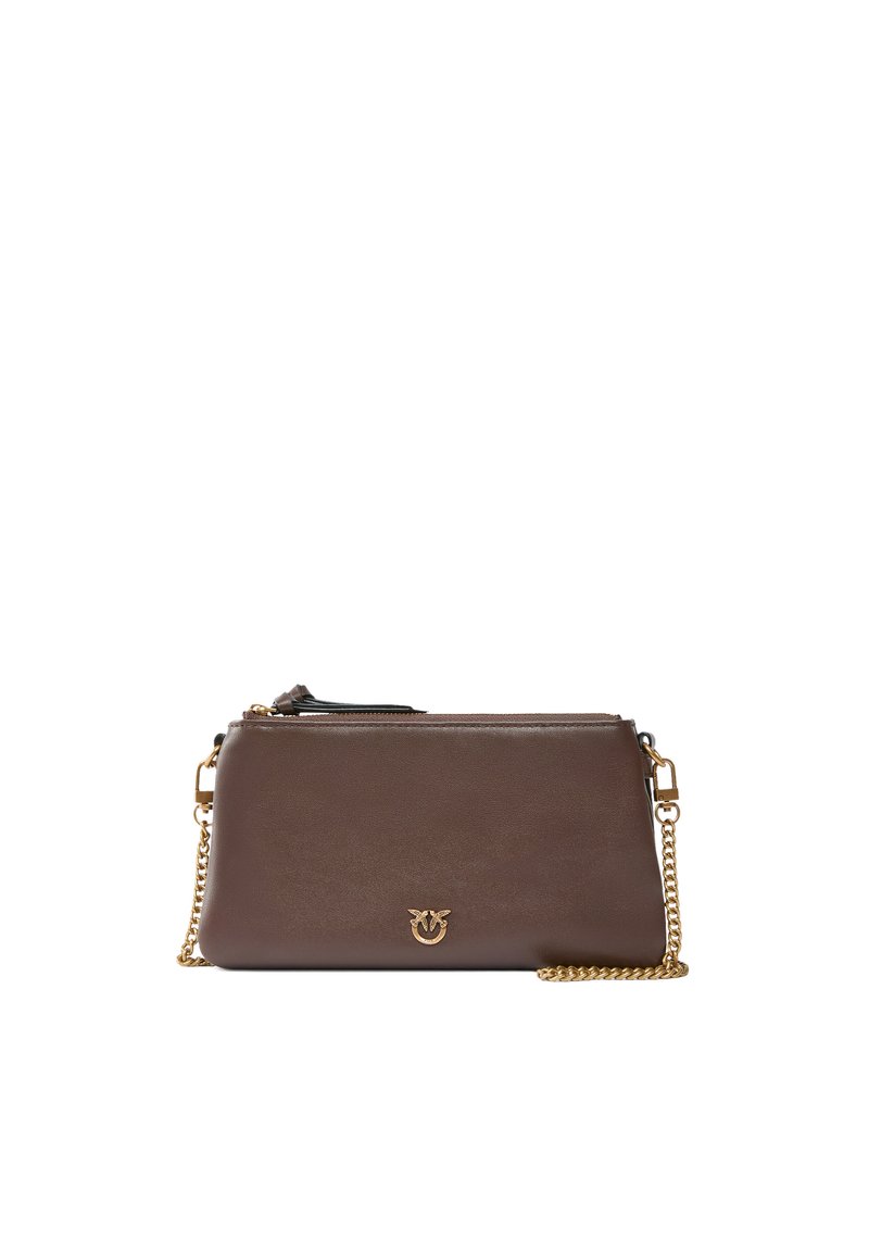 Smeđi kožni clutch s zlatnim lančićem, zatvaranjem na zip i malim logom na prednjoj strani. Glatka tekstura i pravokutni oblik.