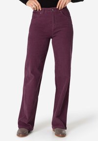 Cordhosen in tiefem Pflaumenfarbton, mit einem klassischen Design, hoher Taille, lockerer Passform, fünf Taschenstil und Metallknopfverschluss.