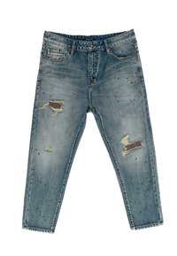 Svetle modré džíny z denimu s vyzráženými místy, třepeným detailem a tmavými skvrnami. Mají standardní design s pěti kapsami a zapínání na knoflík.