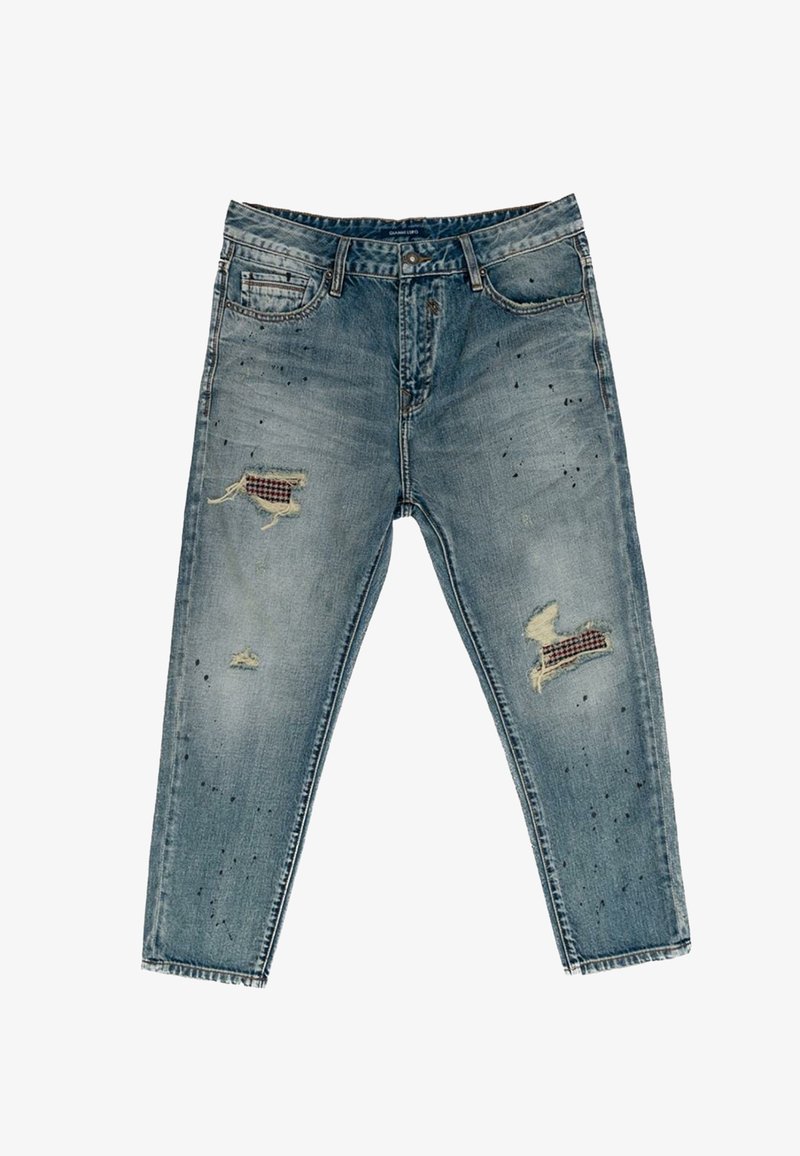 Svetle modré džíny z denimu s vyzráženými místy, třepeným detailem a tmavými skvrnami. Mají standardní design s pěti kapsami a zapínání na knoflík.