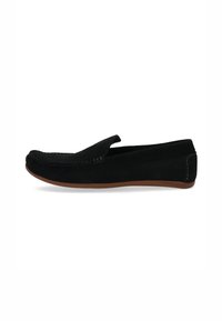 Černé semišové slip-on mokasíny s zaoblenou špičkou, hnědou gumovou podrážkou a kontrastním bílým prošíváním. Hladký povrch, minimalistický design.