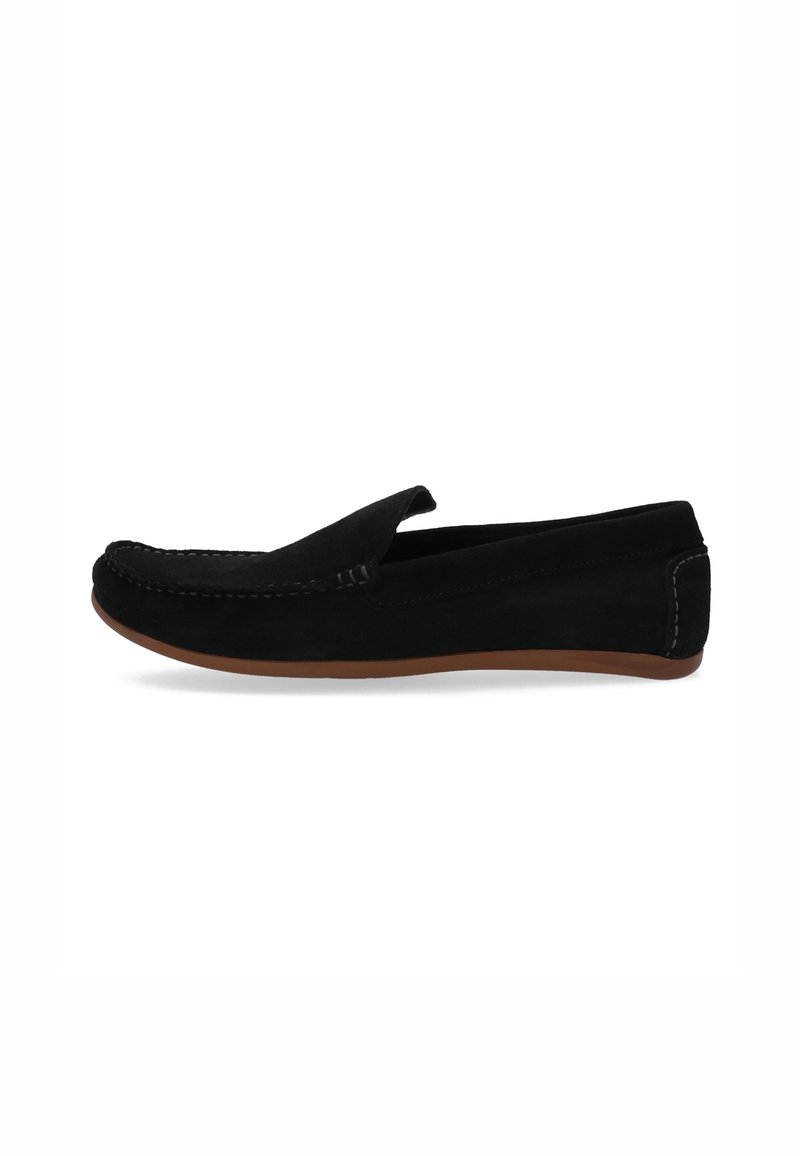 Černé semišové slip-on mokasíny s zaoblenou špičkou, hnědou gumovou podrážkou a kontrastním bílým prošíváním. Hladký povrch, minimalistický design.