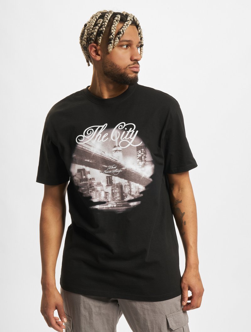 Sort bomulds T-shirt med grafisk tryk af en by, hvor der står "The City" i hvid, korte ærmer og en afslappet pasform.