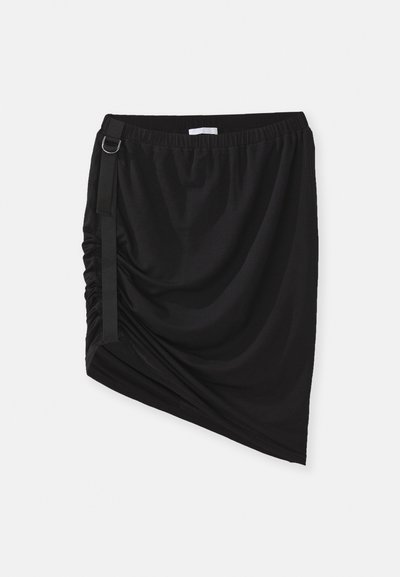 Fekete ráncolt szoknya, puha anyagból, aszimmetrikus szegéllyel és oldalszíjjal, fémtáskával.