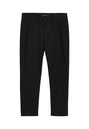 Czarne, dopasowane spodnie z zapięciem na guziki, szlufkami na pasek i bocznymi kieszeniami, pokazane na białym tle.