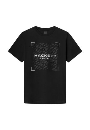 Schwarzes T-Shirt mit kurzen Ärmeln, das ein zentrales Grafikdesign mit dem Text "HACKETT" und "SPORT" zeigt, umgeben von einem Muster stilisierter Buchstaben und einem Rahmen.