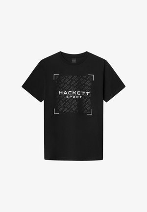 Czarna koszulka krótki rękaw z centralnym graficznym nadrukiem z tekstami "HACKETT" i "SPORT", otoczona wzorem stylizowanych liter oraz ramką.