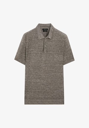 Kurzärmliges graues Strick-Poloshirt mit Kragen und drei Knöpfen an der Knopfleiste, flach auf weißem Hintergrund liegend.