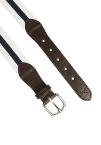 Canvasgürtel mit dunkelbraunen Lederenden, mit zwei marineblauen Streifen auf einem cremefarbenen Hintergrund. Silberner Metallverschluss und mehrere Löcher zur Anpassung.