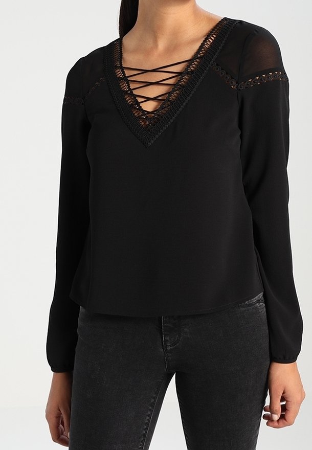 Zwarte blouse met lange mouwen en een V-hals, voorzien van een lace-up detail en doorschijnende mouwen. Glad materiaal met decoratieve afwerking bij de halslijn.