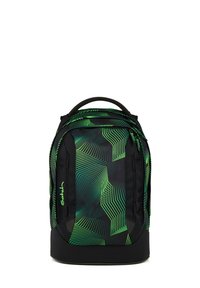 Schwarzer Rucksack mit grünen, geometrischen Linienmustern, mehreren Reißverschlussfächern, gepolstertem Griff und dem Markennamen "Satch" auf der Fronttasche.