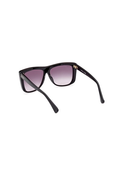 Gafas de sol de plástico negro con lentes púrpuras degradados. Diseño de montura cuadrada y brazos elegantes. Acento dorado en la patilla.