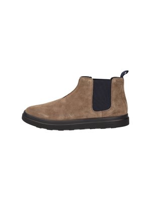Bottes chelsea en suède marron avec des panneaux élastiques sur les côtés et une languette de tirage. Elles présentent une semelle en caoutchouc noir et une texture lisse.
