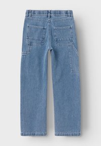 Blå denimjeans med avslappnad passform, utrustade med två bakfickor och sydda detaljer vid midjan och fickkanterna.