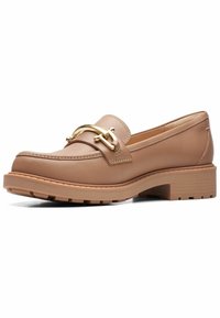 Mocassin en cuir pleine fleur couleur noisette avec semelle épaisse et détail en métal doré sur le cou-de-pied, incliné pour montrer les profils latéral et avant.