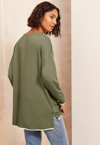 Friends Like These V-NECK LONG SLEEVE TIPPED - Ilgarankovis viršutinės dalies drabužis - khaki green
