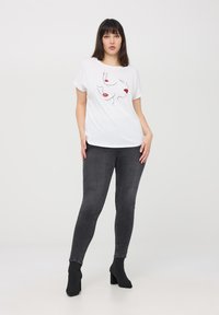 Terranova CON STAMPA VOLTI - T-shirt con stampa - bianco ottico