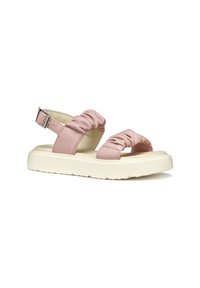 Sandalias sintéticas rosas con tiras fruncidas, hebilla ajustable en el tobillo y una suela gruesa color crema con surcos texturizados.