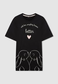 T-shirt in cotone nero con colletto tondo, maniche corte, una stampa di due conigli e testo che recita: "con amore, tutto diventa migliore."