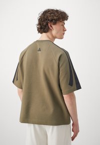 adidas Performance T-shirts print - olive strata