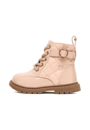 Rosa Stiefelette aus Lackleder mit gestepptem Muster, goldenem Herzdetail, Schnürverschluss und strukturiertem Profil. Verfügt über eine Schlaufe zum einfachen Anziehen.