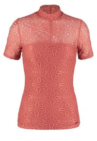 Haut en dentelle rose corail à manches courtes avec col montant et motifs floraux et diamantés complexes, avec fermeture éclair à l'avant.