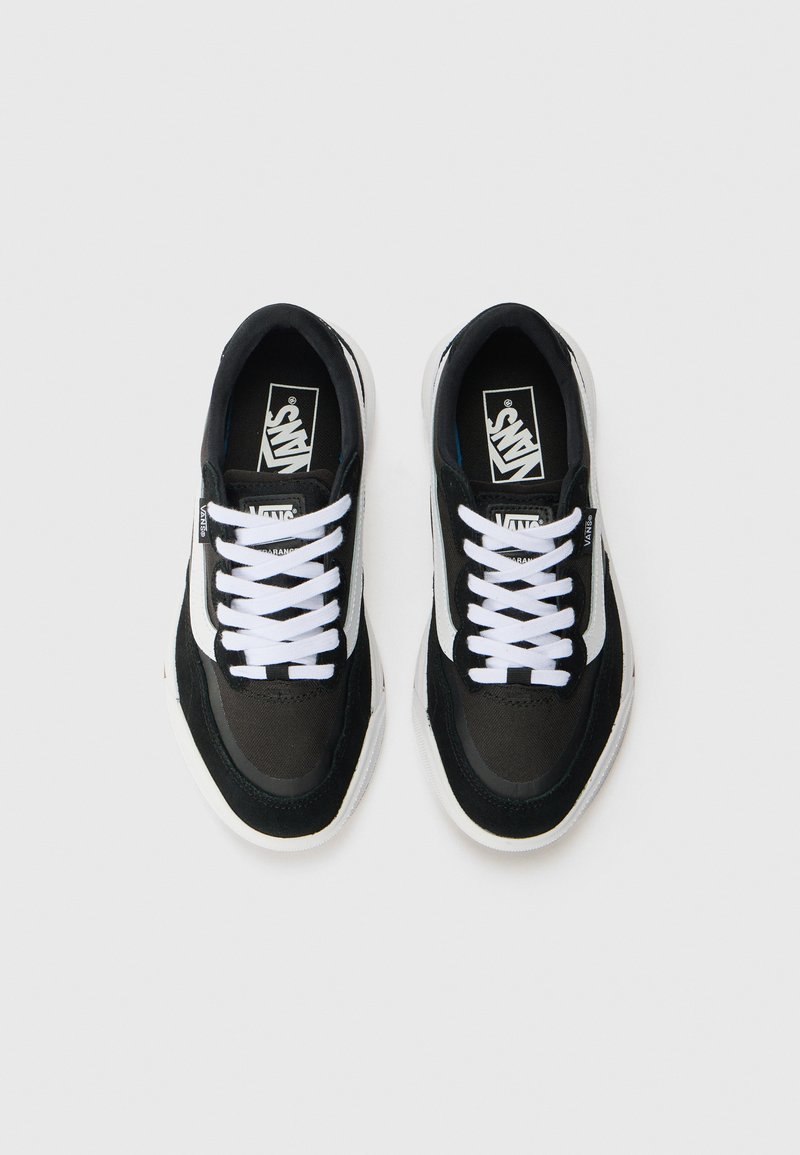 Schwarze Sneaker mit weißen Schnürsenkeln und einer weißen Zwischensohle. Besteht aus einer Kombination von Materialien, darunter Wildleder und Stoff, mit Logo-Akzenten.