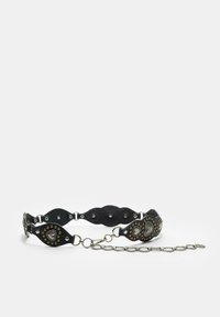 Črni usnjeni ovratnik s ukrivljenim dizajnom, kovinskimi srčki in zakovicami, nastavljiva strojna oprema ter priponko iz verige. Teksturiran zaključek.