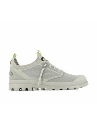 Baskets de sport gris clair avec une tige en mesh, semelle en caoutchouc texturé, et accents vert fluo sur l'étiquette au talon et les lacets.
