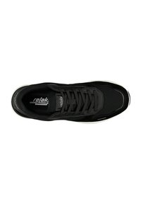 Schwarze Sneaker mit Obermaterial aus Stoff und Wildlederelementen, ausgestattet mit einem gepolsterten Kragen, Schnürverschluss und einer weißen Gummisohle. Branding auf der Innensohle.