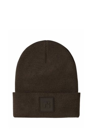 Bonnet tricoté marron foncé avec bord replié et petit patch logo carré centré sur le bord.