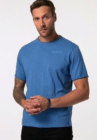 Modré bavlněné tričko s krátkými rukávy, kulatým výstřihem a vyraženým logem "DENIM SUPPLY" na hrudi. Hladká textura a uvolněný střih.