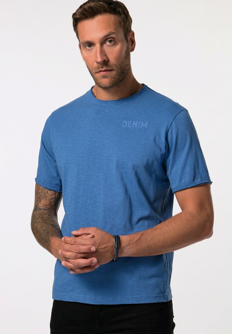 Modré bavlněné tričko s krátkými rukávy, kulatým výstřihem a vyraženým logem "DENIM SUPPLY" na hrudi. Hladká textura a uvolněný střih.