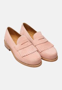 Hellrosa Wildleder Slipper mit Fransenverzierung auf der Oberseite, einer Mokassin-Zehenform und einem beige Holzabsatz. Glatte Innenauskleidung.