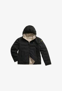 Chaqueta negra con capucha, forro interior beige acolchado, cremallera frontal, dos bolsillos con cremallera y parche de logo amarillo en la manga izquierda.